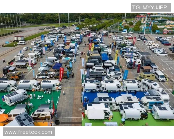 成都足球明星邀请赛盛况空前球迷热情高涨共庆足球盛宴