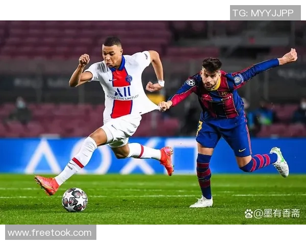 足球巨星化身普通人意外现身街头引发热议与欢笑